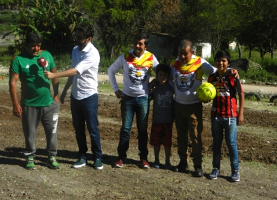 Roberto Gómez, Andrés Martino, Guillermo Calvi y Alejandro Comas junto a dos pequeños del barrio. Buscando dar forma a la cancha.