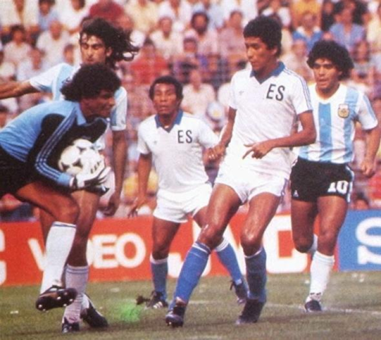 Mora retiene ante la cercan&iacute;a de Kempes y Maradona. Fue en el Mundial de Espa&ntilde;a 82. 