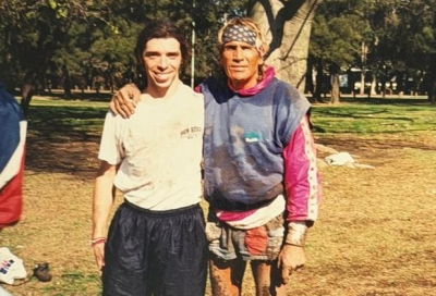 Un gran recuerdo. El Mono P&eacute;rez jugando con el Loco Gatti. 