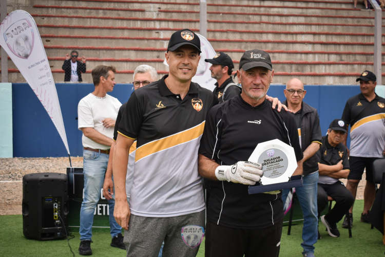 Gonzalo López, de la AAVF, le entrega el premio al jugador destacado a Héctor Porpatto. 