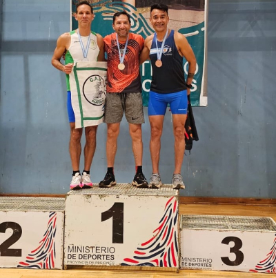 Sergio Rasgido, de musculosa negra, tercero en 400 metros llanos.