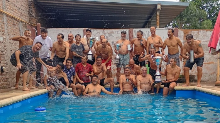Pileta y alegr&iacute;a: Sportivo Guadalupe de Santa Fe festej&oacute; el tricampeonato Sudamericano