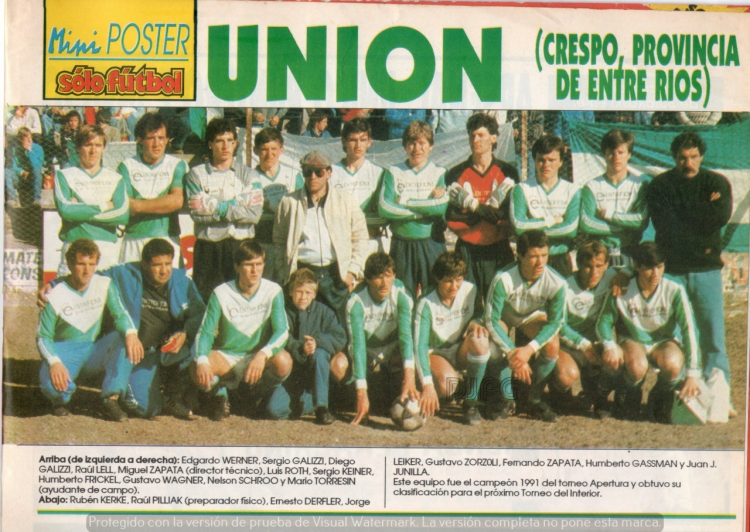 Parado primero de izquierda a derecha en una publicaci&oacute;n de Uni&oacute;n de Crespo en la legendaria revista S&oacute;lo F&uacute;tbol. 