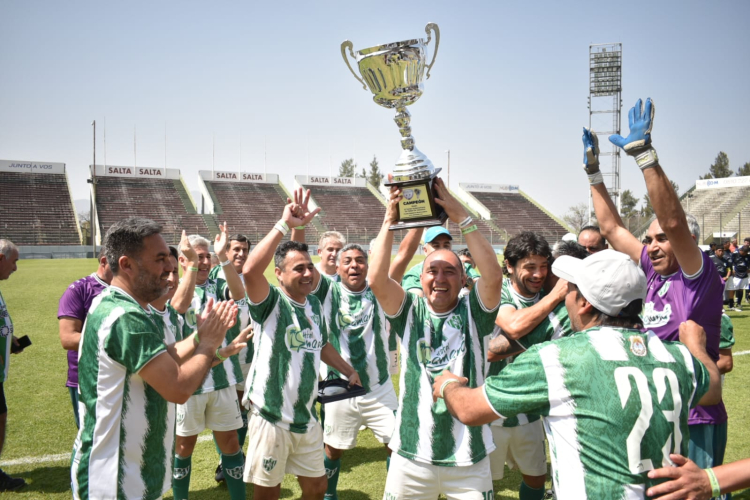 Final Maxi +49: Sportivo Desamparados de San Juan y un título que vino desde el banco de suplentes