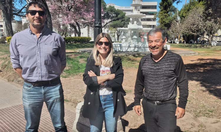 Pamela Tortul junto a los dirigentes de la AAVF Darío Weglin y Alejandro Comas.