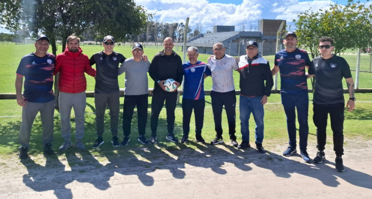 Juan Esnaider, ex Real Madrid (con el balón Toro Oficial del Torneo) junto a dirigentes de la AAVF y colaboradores del predio. 