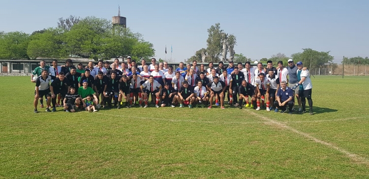 Un ejemplo. Los dos equipos juntos antes de la final.