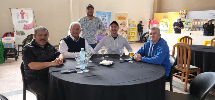 Eduardo Kira junto a sus hijos Jonathan y Horacio Kira, tendrán a su cargo el servicio de catering de Boca-Agropecuario y la cena de entrega de premios del certamen Sudamericano.