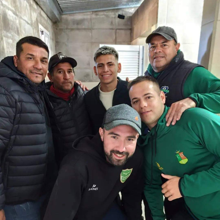 El Diablito con integrantes de Atlético Luján. 