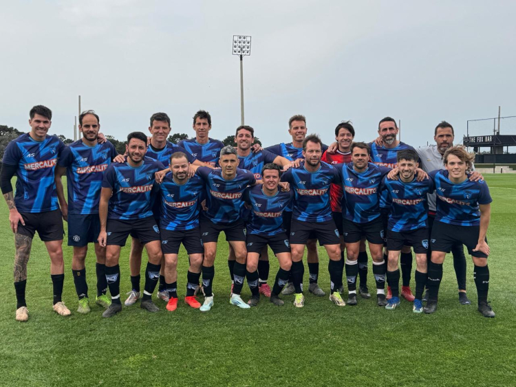 Un amistoso de Arenas FC en el que compartieron equipo dos ex River: Federico Almerares y Rodrigo Mora.