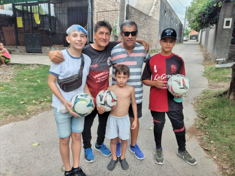 La Asociaci&oacute;n Argentina Veteranos F&uacute;tbol colabor&oacute; con Defensores del Chapu de Barrio Padre Kolbe en Paran&aacute;