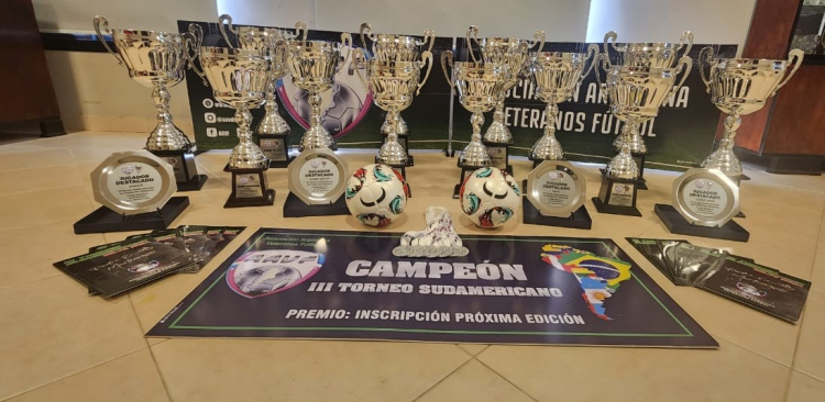 Las Copas y Medallas del torneo en Salta. 