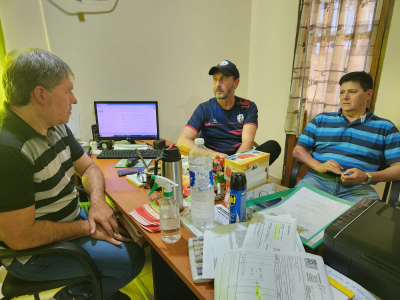 Almada junto a Weglin y Zuetta. 