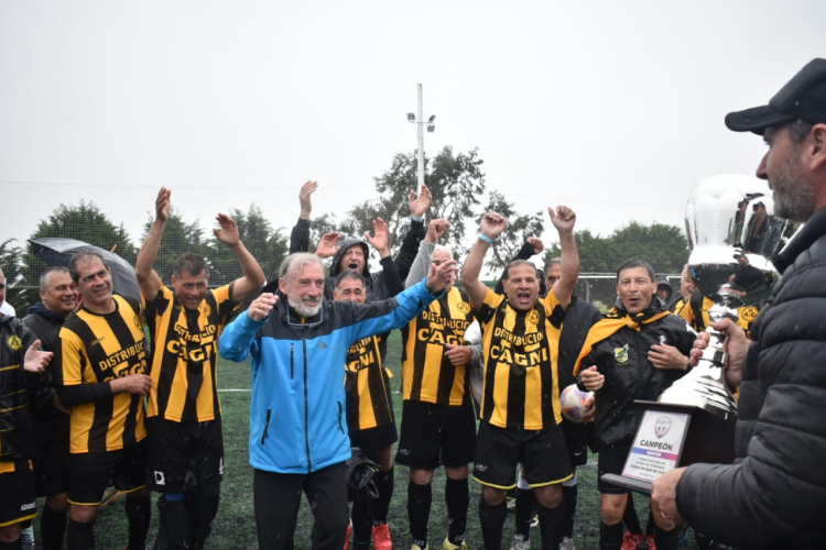 El presidente de la AAVF entrega la Copa a Amigos de Camet +60. 