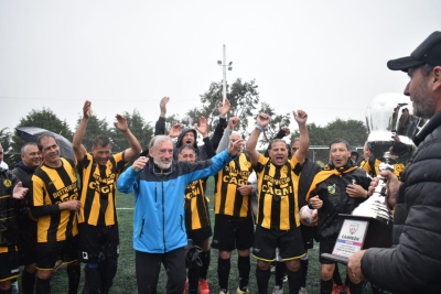 El presidente de la AAVF entrega la Copa a Amigos de Camet +60. 