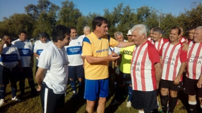 Angel Marizza y Guillermo Calvi le hacen entrega de un presente a Osvaldo Cepellotti.