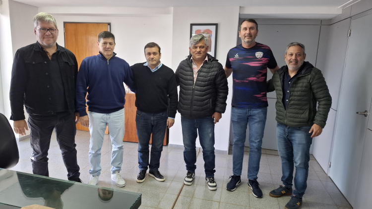 Alejandro Almada (Aciadep), Walter Zuetta (AAVF), Oscar Herrera Ahuad (diputado provincial), Orlando Vargas (subsecretario de Deporte Social), Darío Weglin (presidente AAVF) y Javier Corti (asesor Cámara de Diputados) en la audiencia de este lunes. 