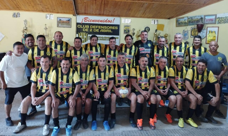 Aquí están, estos son. El plantel de Defensores 2 de Abril que se prepara rumbo al Sudamericano de Misiones. 