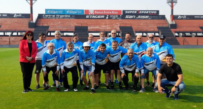 Plantel de Argentino junto a dirigentes de Patronato en el Estadio Grella. 