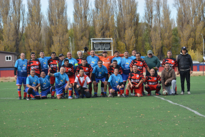Hermanados por el f&uacute;tbol: Argentino de Pico Truncado y Master Chile Chico. 