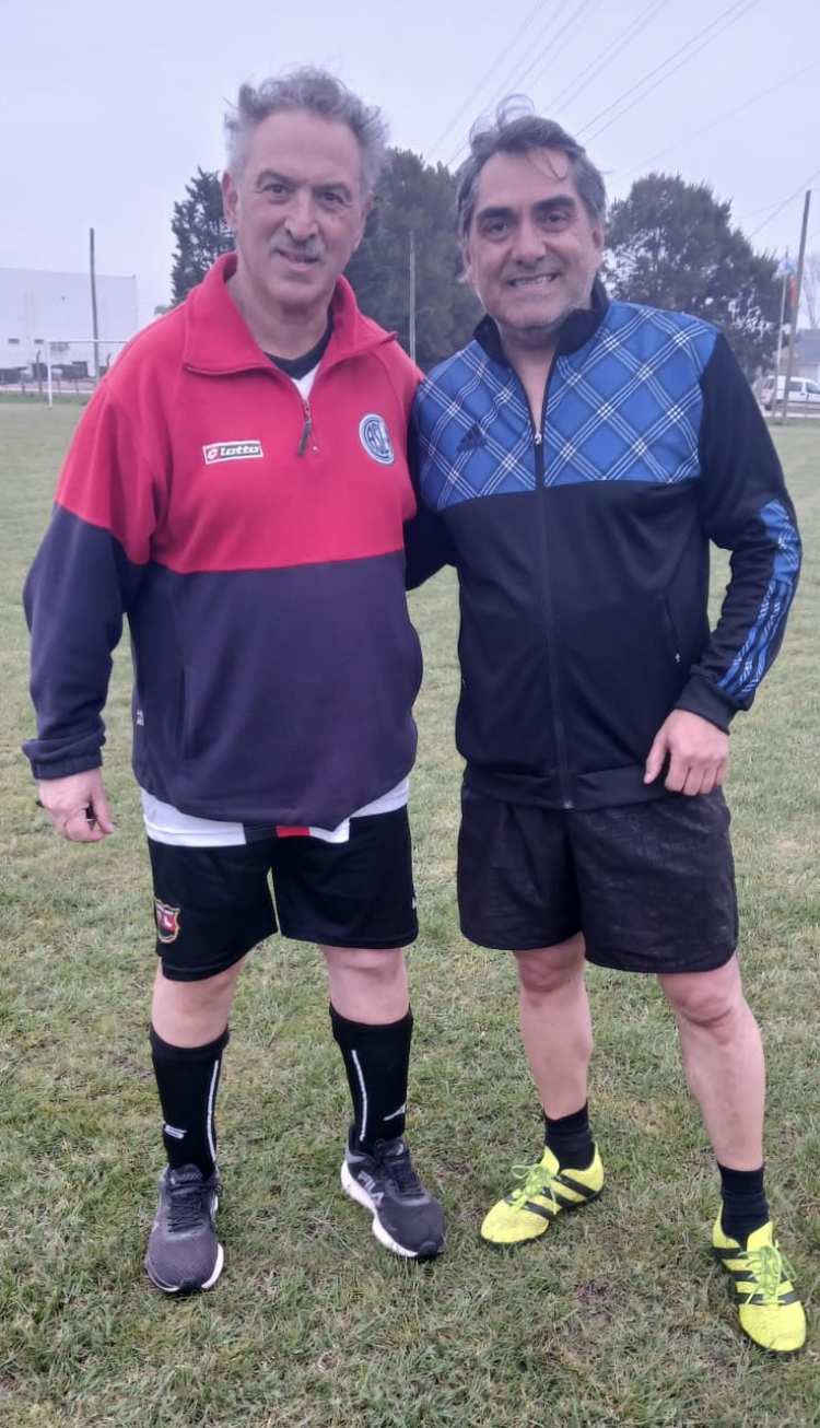 Kike Teruel junto al Gringo Civolani, community manager e integrante del plantel, durante una práctica de la semana. 