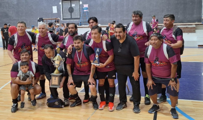 La base de Kil&oacute;metro 200 juega f&uacute;tbol de sal&oacute;n y de once. Sumando experiencias. 