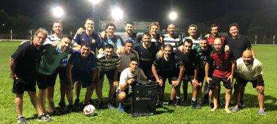 Roncaglia junto a Fortaleza y la camiseta del equipo que utiliza en los torneos de la AAVF. 