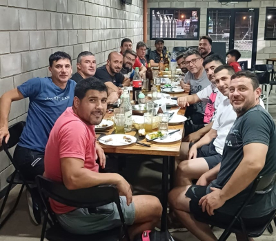 El plantel, tras el entrenamiento, compartió un asado en la previa del viaje a San Luis. 