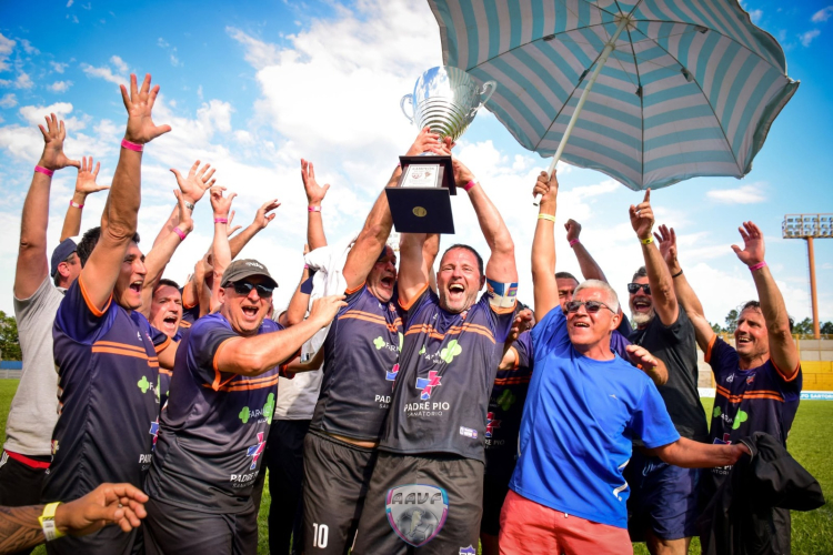 Un gran momento para Don Victorio. Campeones Super Maxi del Sudamericano de Salta AAVF, a&ntilde;o 2023. 