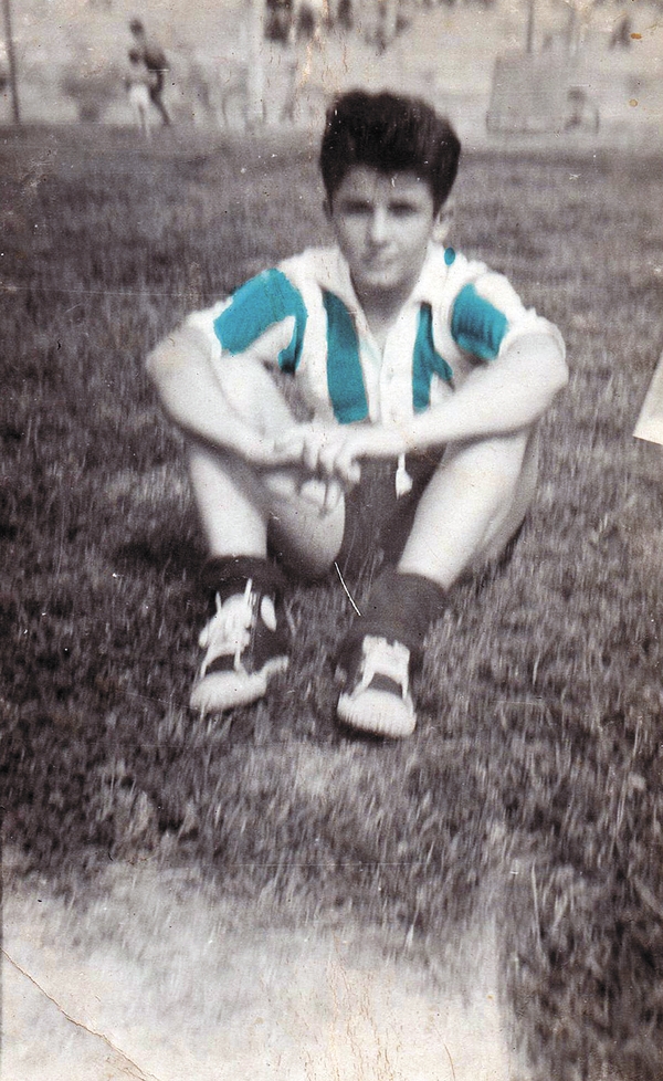 Con 13 años jugando para Belgrano. Sus inicios futbolísticos. A los 14 años debutó en Primera. 