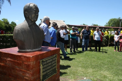 Descubrieron el busto que recuerda a Oscar Chapino y este domingo se define el certamen