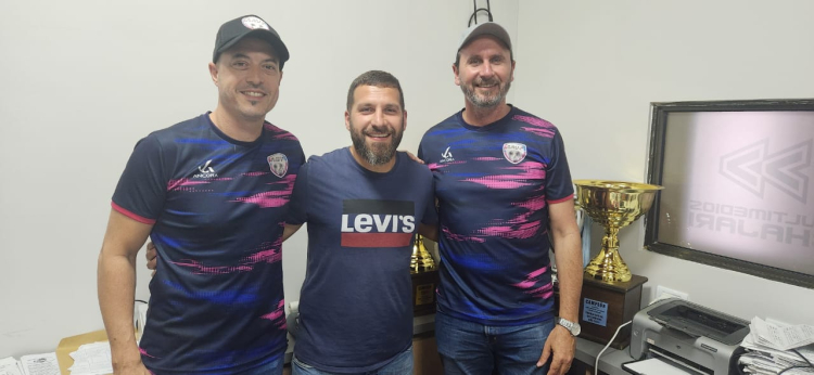 Gonzalo López y Darío Weglin (AAVF), junto a Pablo Ponzoni (Fortaleza FC). 