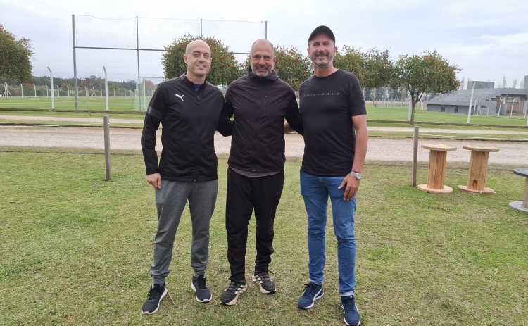 López y Weglin junto al ex Real Madrid, Juan Esnaider, en el predio donde se jugará el Nacional.
