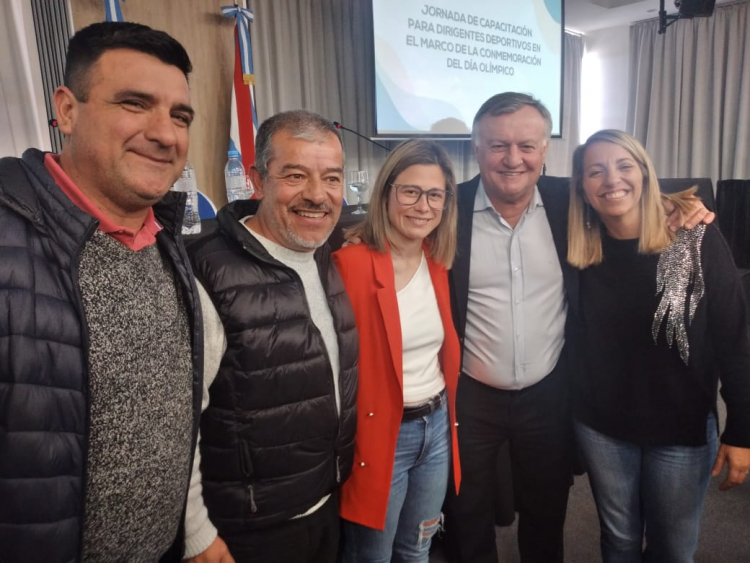 Jos&eacute; Villanueva, Alejandro Comas y Pamela T&oacute;rtul, de la AAVF, junto al secretario de Deportes, Jos&eacute; G&oacute;mez, y la vicegobernadora de Entre R&iacute;os, Laura Stratta.