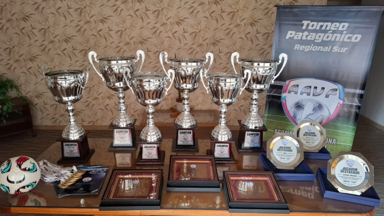 Los premios que se entregar&aacute;n en el Primer Regional Patag&oacute;nico en Caleta Olivia. 