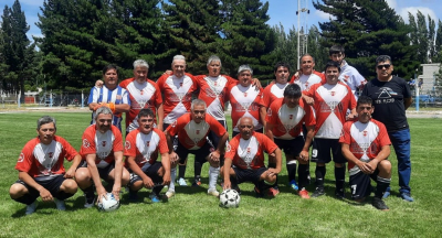 Deportivo Sarmiento, dirigido por N&eacute;stor V&aacute;zquez (arriba primero a la derecha), participar&aacute; del Regional Patag&oacute;nico de Caleta Olivia. 