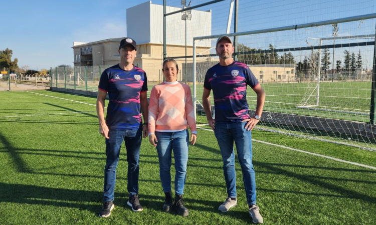 Gonzalo López y Darío Weglin en la Villa deportiva, junto a la subdiretora Daniela Anzulovich. 